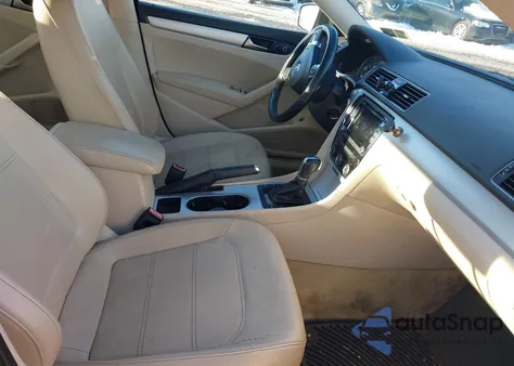 2013 Volkswagen Passat 2.5L Se z USA, uszkodzony, nr VIN 1VWBP7A3XDC125272